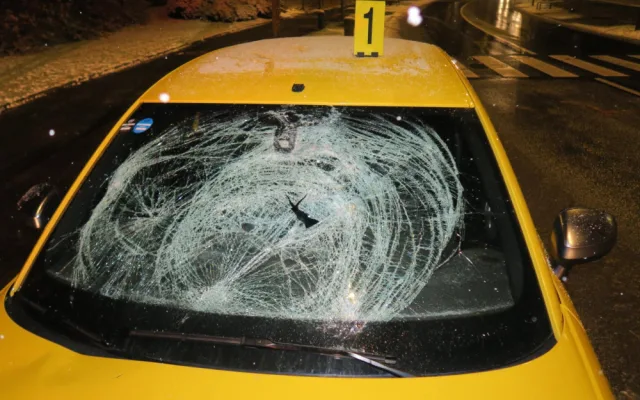 Audi srazilo ve středu na přechodu v Jablonci chodce. Policie hledá svědky nehody či kamerové záznamy