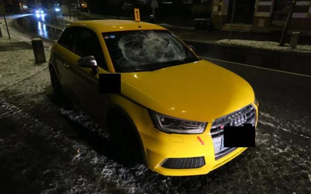 Audi srazilo ve středu na přechodu v Jablonci chodce. Policie hledá svědky nehody či kamerové záznamy