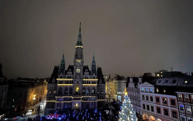 Liberecký vánoční strom už svítí. Trhy odstartují za týden