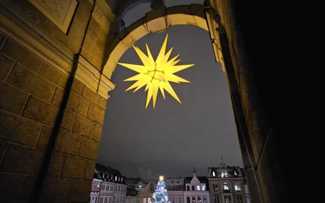 Liberecký vánoční strom už svítí. Trhy odstartují za týden