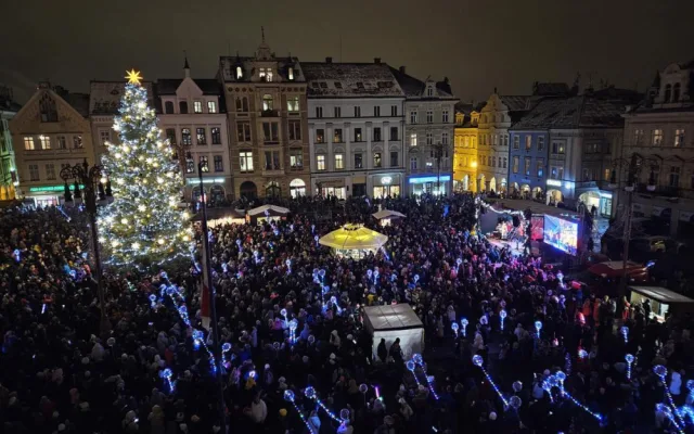 Liberecký vánoční strom už svítí. Trhy odstartují za týden