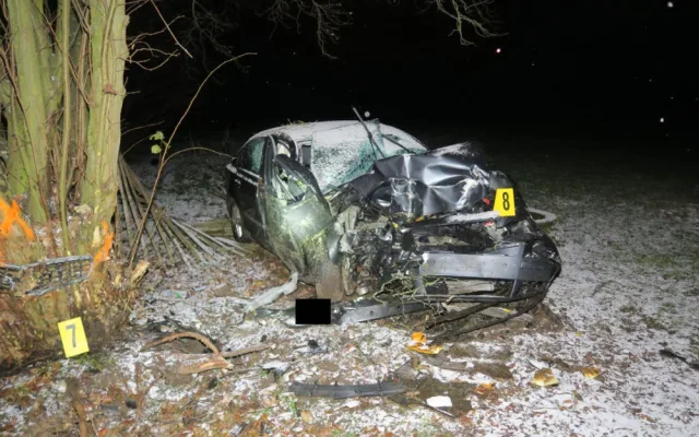 Mladá řidička nezvládla řízení a narazila do stromu. Vrtulník ji transportoval do nemocnice