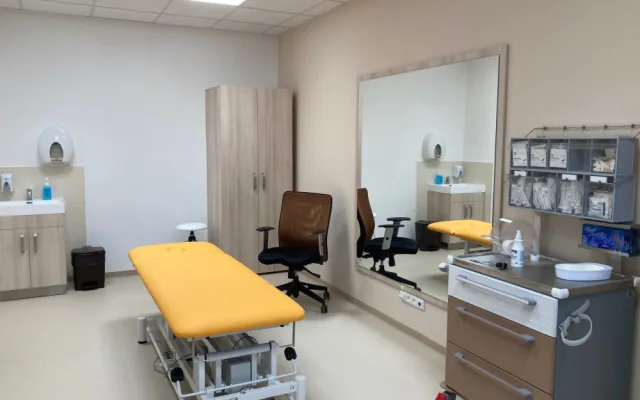 Oddělení rehabilitace září v liberecké nemocnici novotou, otevřela i nový nerezový bazén s relaxační zónou
