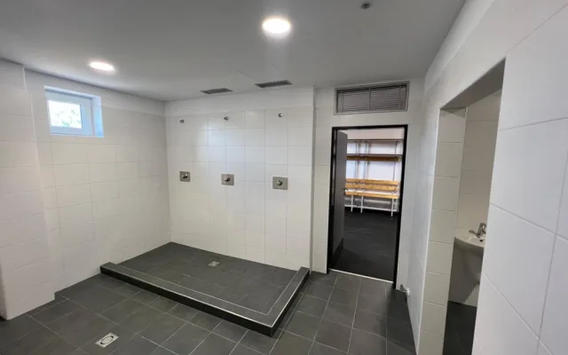 Nový kabinový blok u zimního stadionu ve Frýdlantu už částečně slouží, kompletně bude dokončen do léta
