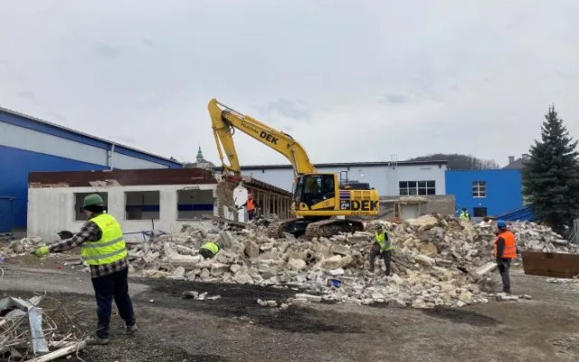 Demolice starého kabinového bloku