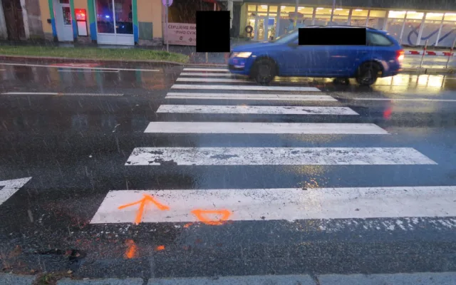 Řidič Subaru nedal v Jablonci na přechodu pro chodce přednost přecházející dvojici, do dítěte narazil