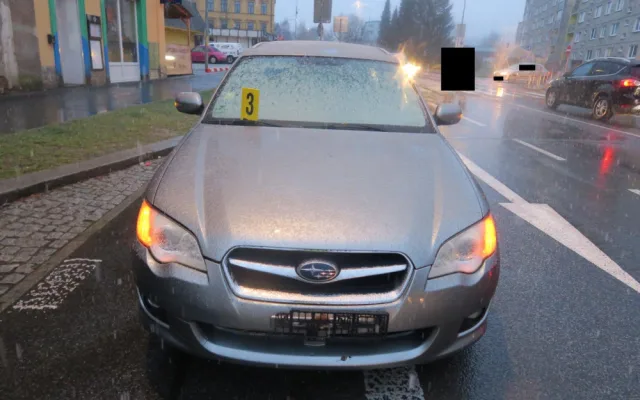 Řidič Subaru nedal v Jablonci na přechodu pro chodce přednost přecházející dvojici, do dítěte narazil