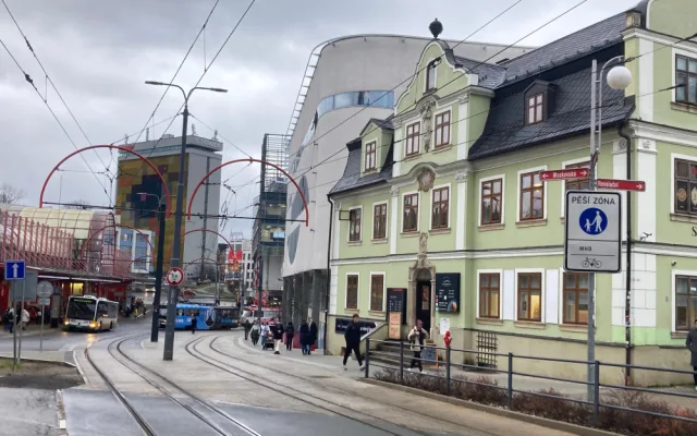 Náměstí před radnicí jako parkoviště a Moskevská plná aut? Liberec řekl neoprávněným vjezdům do pěších zón dost