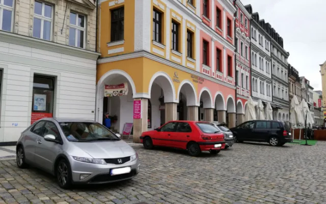 Náměstí před radnicí jako parkoviště a Moskevská plná aut? Liberec řekl neoprávněným vjezdům do pěších zón dost