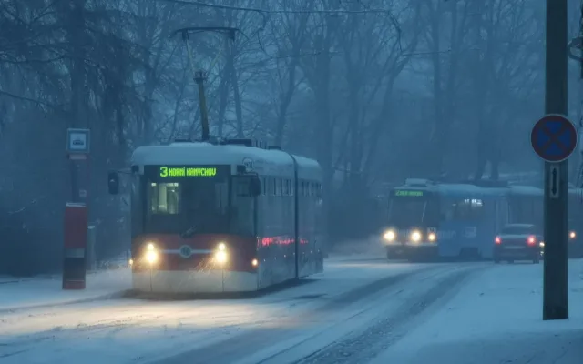 Dopravu komplikuje husté sněžení, nejezdí tramvaje do Hanychova ani některé autobusy MHD. Silnice na Frýdlant je neprůjezdná