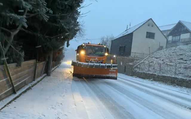 Dopravu komplikuje husté sněžení, v Liberci nejezdí tramvaje do Hanychova ani některé autobusy MHD. Dálnice na Turnov stojí