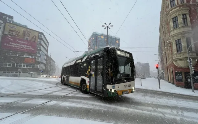 Dopravu komplikuje husté sněžení, v Liberci nejezdí tramvaje do Hanychova ani některé autobusy MHD. Dálnice na Turnov stojí