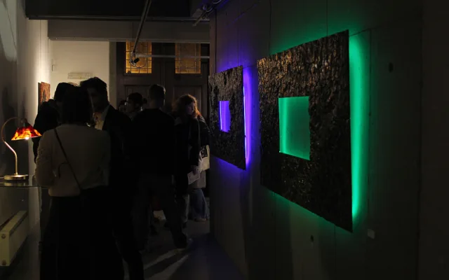 Deska z textilního odpadu z dílny liberecké univerzity je materiálem budoucnosti, teď proniká i do světa umění a designu