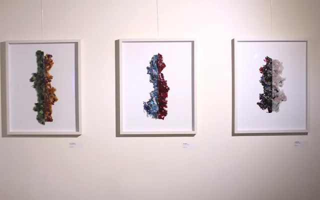 Deska z textilního odpadu z dílny liberecké univerzity je materiálem budoucnosti, teď proniká i do světa umění a designu