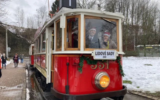 Libercem po roce projela adventní tramvaj, tentokrát historická. Uvnitř lidé zpívali koledy