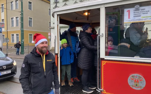 Libercem po roce projela adventní tramvaj, tentokrát historická. Uvnitř lidé zpívali koledy
