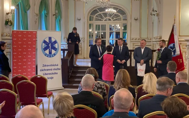 Záchranka slavnostně ocenila své zaměstnance. Ovace vstoje si vysloužil za celoživotní práci lékař Ján Soták