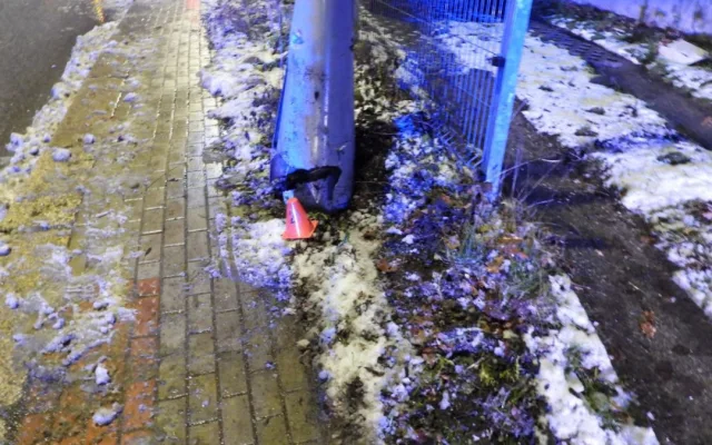 Řidič v Liberci brzy ráno nezvládl jízdu a narazil do sloupu. Nadýchal dvě promile