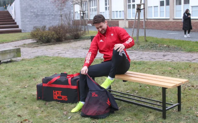 Už žádné zmrzlé nohy fotbalistů na střídačce, liberecká univerzita pro ně navrhla vyhřívaný vak