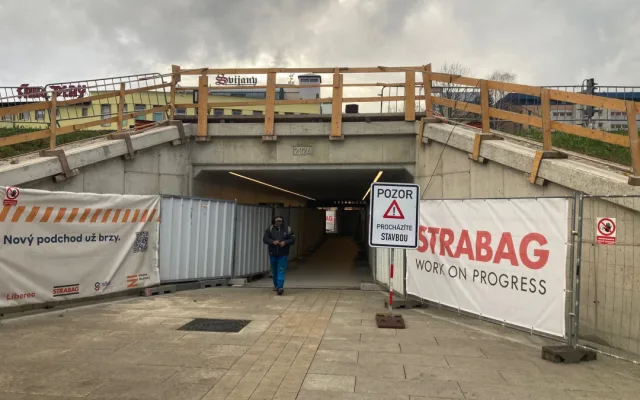 Přestavba propustku na podchod v Liberci má zpoždění, na zimu bude ale průchozí