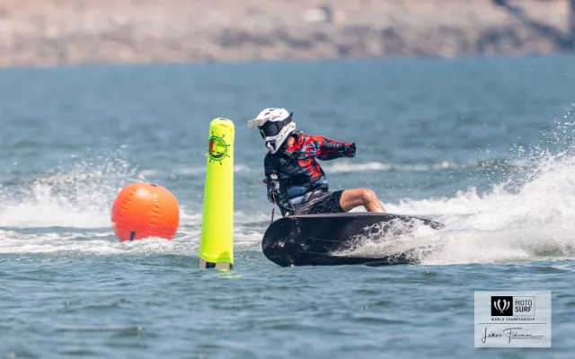 Úspěch Adama Ficka. Student z Liberce získal v celkovém pořadí světovém poháru v motosurfingu bronz