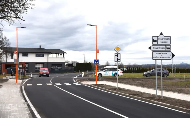Silnice ve Svijanech má nový povrch, chodci se tu dočkali chodníků a osvětlených přechodů