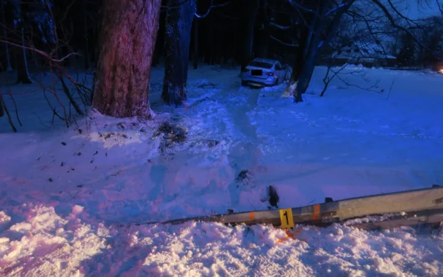 S kradeným autem a pod vlivem drog ujížděl policistům. Jízdu nezvládl a havaroval