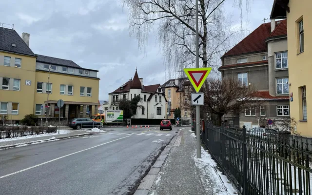 Na křižovatce ulic Husova a Klášterní došlo ke změně přednosti. Opatření je dočasné.