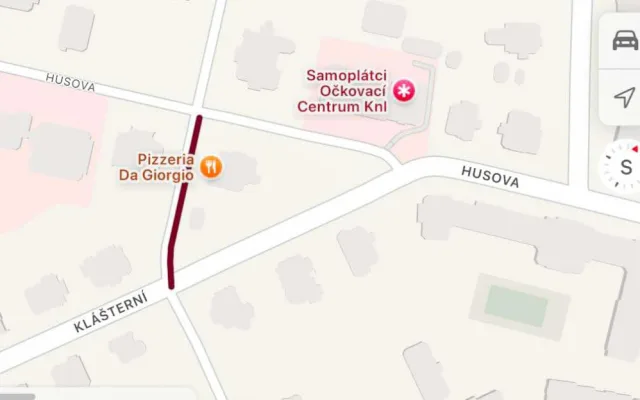 Na křižovatce ulic Husova a Klášterní došlo ke změně přednosti. Opatření je dočasné, důvodem je uzavírka Jablonecké ulice