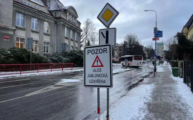 Na křižovatce ulic Husova a Klášterní došlo ke změně přednosti. Opatření je dočasné, důvodem je uzavírka Jablonecké ulice