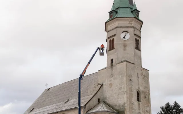 Věž kostela sv. Anny v Dětřichově je bez ciferníků. Stejně jako hodinový stroj je čeká restaurování
