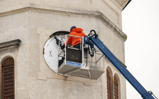 Věž kostela sv. Anny v Dětřichově je bez ciferníků. Stejně jako hodinový stroj je čeká restaurování