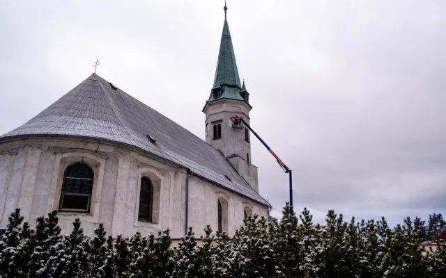 Věž kostela sv. Anny v Dětřichově je bez ciferníků. Stejně jako hodinový stroj je čeká restaurování