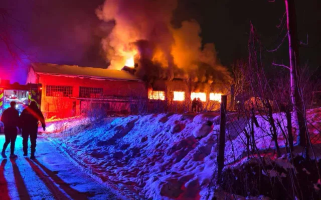 Rušná noc v Bulovce. Ze zemědělské budovy s technikou šlehaly plameny, zasahovalo 7 jednotek hasičů