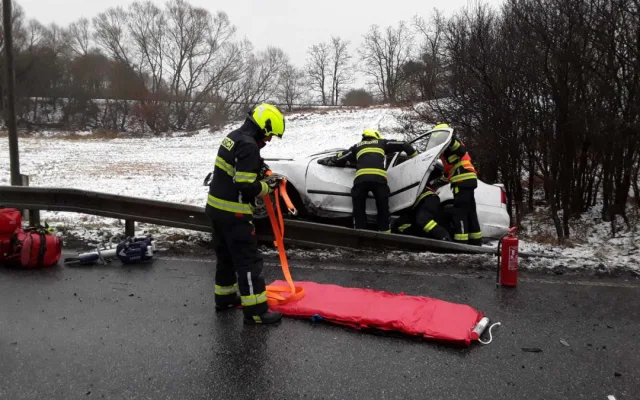 Vážná nehoda u Holan. Zaklíněnou osobu museli vyprostit, pomoc zavolal mobil