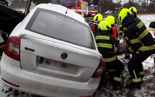 Vážná nehoda u Holan. Zaklíněnou osobu museli vyprostit, pomoc zavolal mobil