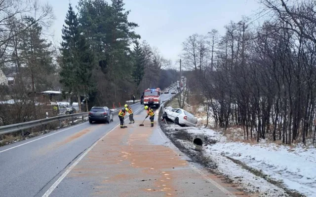 Vážná nehoda u Holan. Zaklíněnou osobu museli vyprostit, pomoc zavolal mobil
