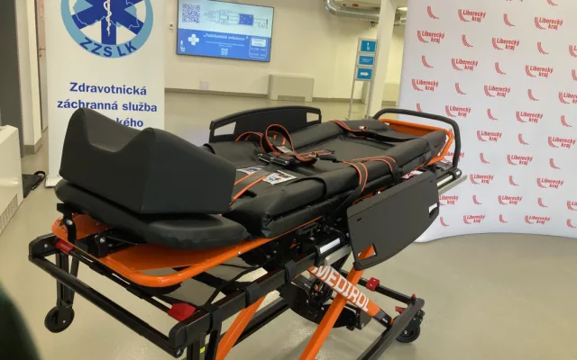 Lůžko umožňující rozšíření pro transport nadměrného pacienta.