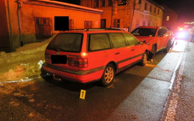 Řidič v Desné se 3,81 promile alkoholu se ve svém jízdním pruhu neudržel, způsobil nehodu tří aut