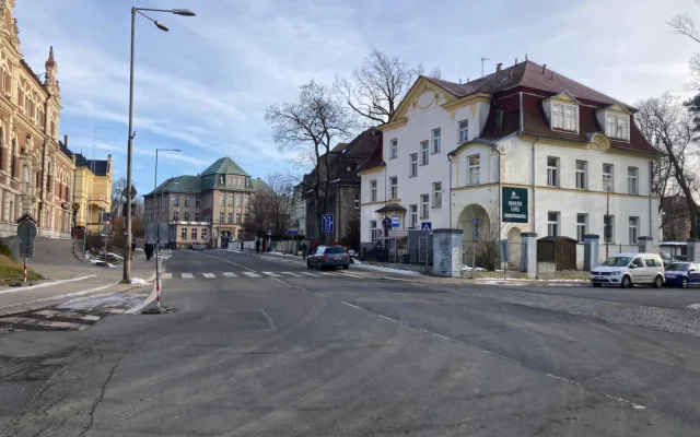 Jablonecká ulice zůstane zavřená do konce roku 2026, otevře se jen na příští zimu. Vjezd pro sanity a do parkovacího domu bude zajištěn