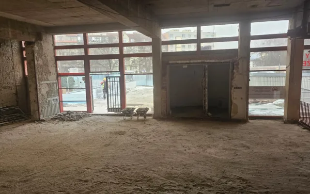 Vybouraný interiér bazénu – ve vstupní části byly odstraněny podlahy a zdivo.