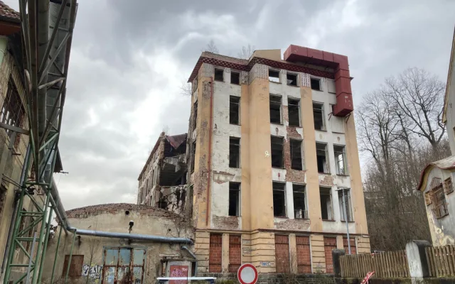 Zčásti zřícený objekt bývalé Textilany půjde celý k zemi. Demolici zajistí z pověření majitele Syner, začne dnes nebo zítra ráno
