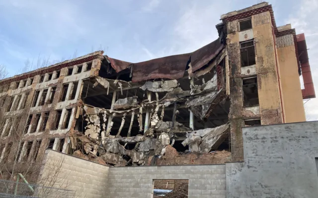 Demolice poslední budovy Textilany začne v pátek. Kvůli přilehlé zástavbě změnil statik místo zahájení bourání