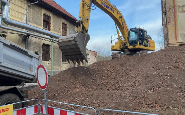 Demolice poslední budovy Textilany začne v pátek. Kvůli přilehlé zástavbě změnil statik místo zahájení bourání