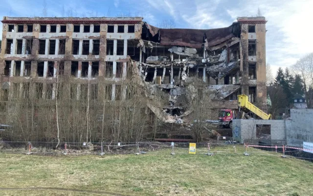 Demolice poslední budovy Textilany začne v pátek. Kvůli přilehlé zástavbě změnil statik místo zahájení bourání