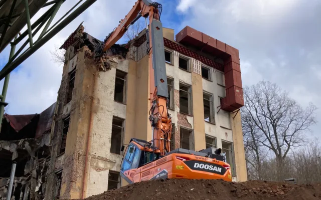 Demolice posledního objektu Textilany začala. Skončit má do deseti dnů