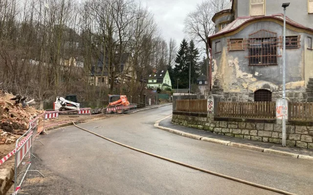 Klicperova ulice je už průjezdná a průchozí. Demolice postoupila dostatečně daleko a dopravu ani pěší neohrožuje.