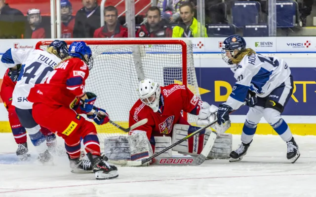 České hokejistky v prvním utkání na turnaji v Liberci deklasovaly Finsko 7:2, dnes je čekají Švýcarky
