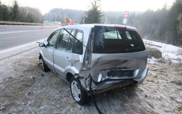 Čelní srážka u Rádla. Řidička dostala smyk na namrzlé silnici