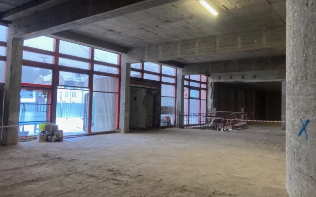 Libereckým bazénem zní sbíječky, vybouráno už bylo 8 tisíc tun betonu a obkladů. Červený tobogán nahradí nový